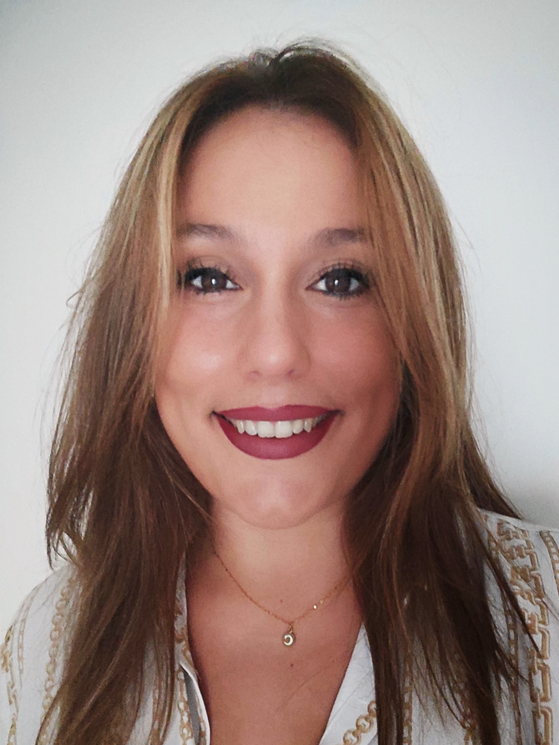 Fotografía de María Cristina Gálvez, gerente de Industrias Garod. Sonríe con mirada calidad y afable.