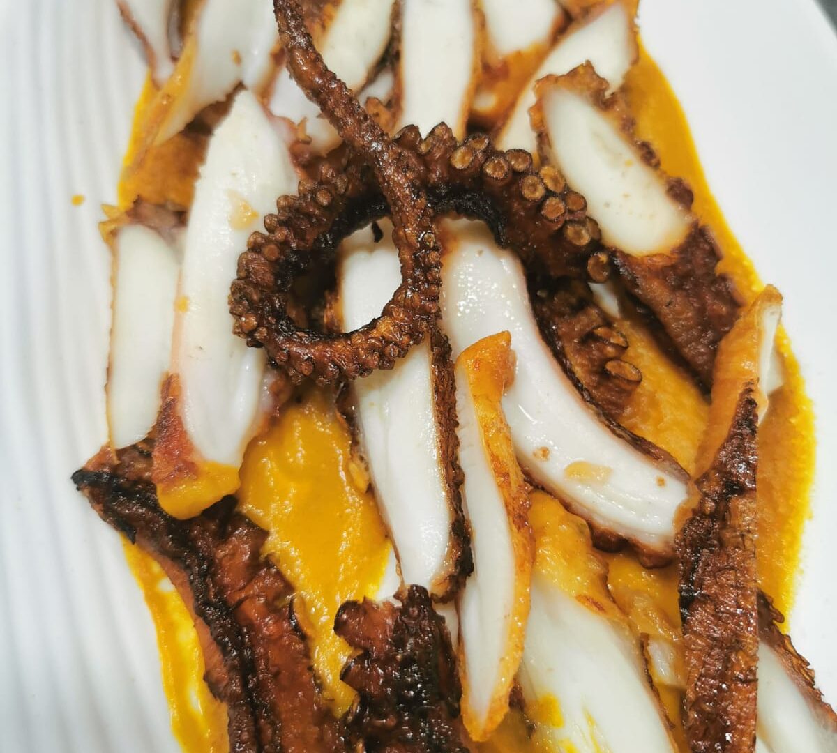 Pulpo seco sobre puré de calabaza