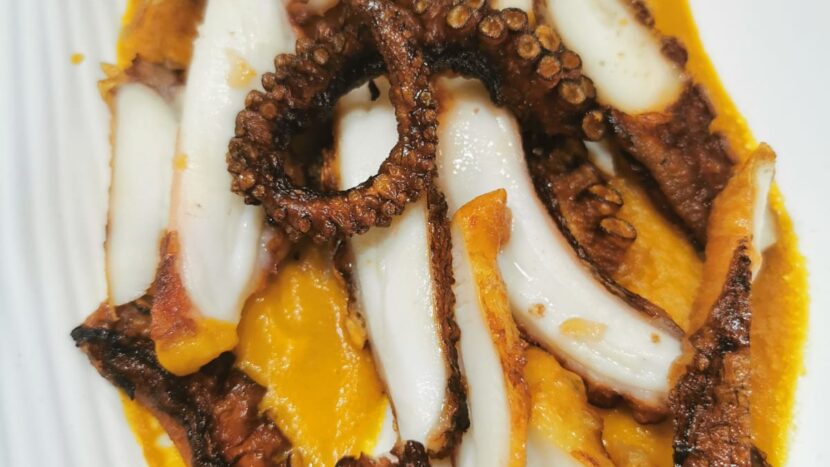 Pulpo seco sobre puré de calabaza