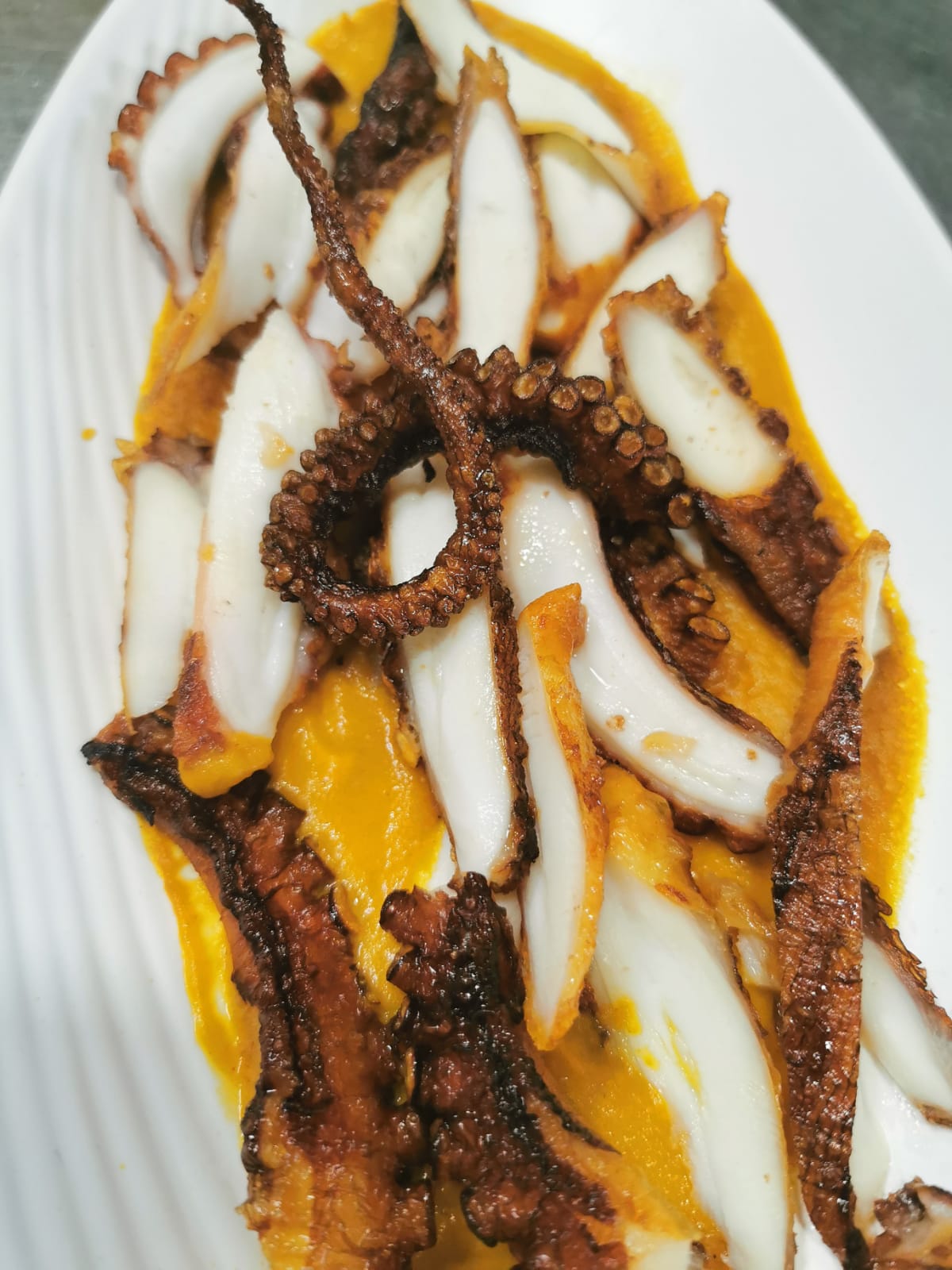 PUlpo seco sobre pure de calabaza